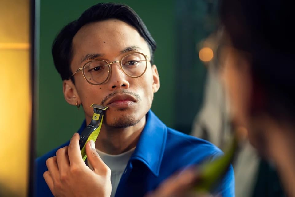 فيليبس OneBlade Pro ماكينة للوجه والجسم QP6542/10، للتشذيب والحلاقة مع مشط دقيق بـ 12 طولاً، مقاومة للماء، استخدام لاسلكي لمدة 90 دقيقة