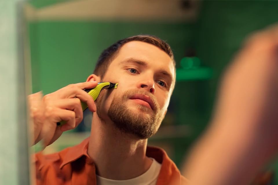 فيليبس OneBlade Pro ماكينة للوجه والجسم QP6542/10، للتشذيب والحلاقة مع مشط دقيق بـ 12 طولاً، مقاومة للماء، استخدام لاسلكي لمدة 90 دقيقة