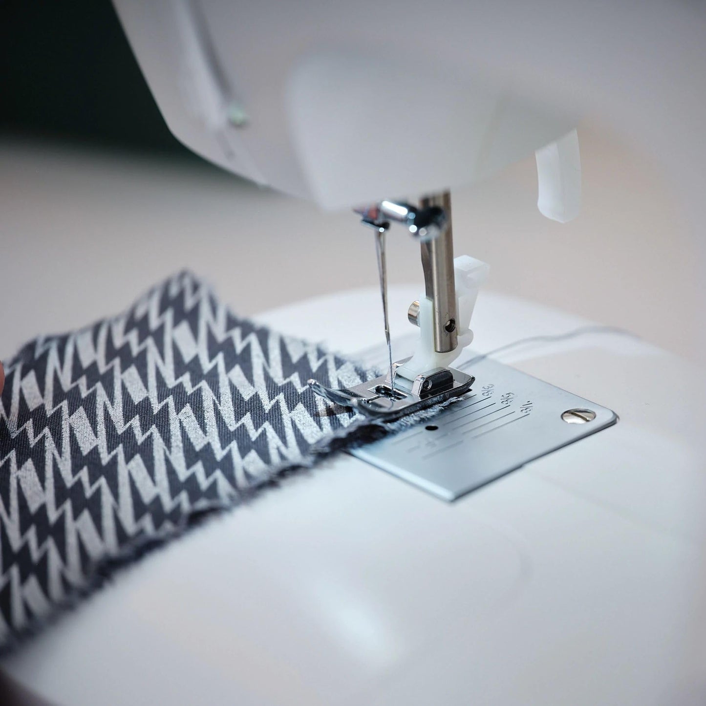 Singer M2405 Portable Sewing Machine, 8 Built-in Stitches, 4 Step Buttonhole, Foot Controller, Stitch Selection Dial, LED Light, Adjustable Stitch Length, Free Arm, Accessories Kit