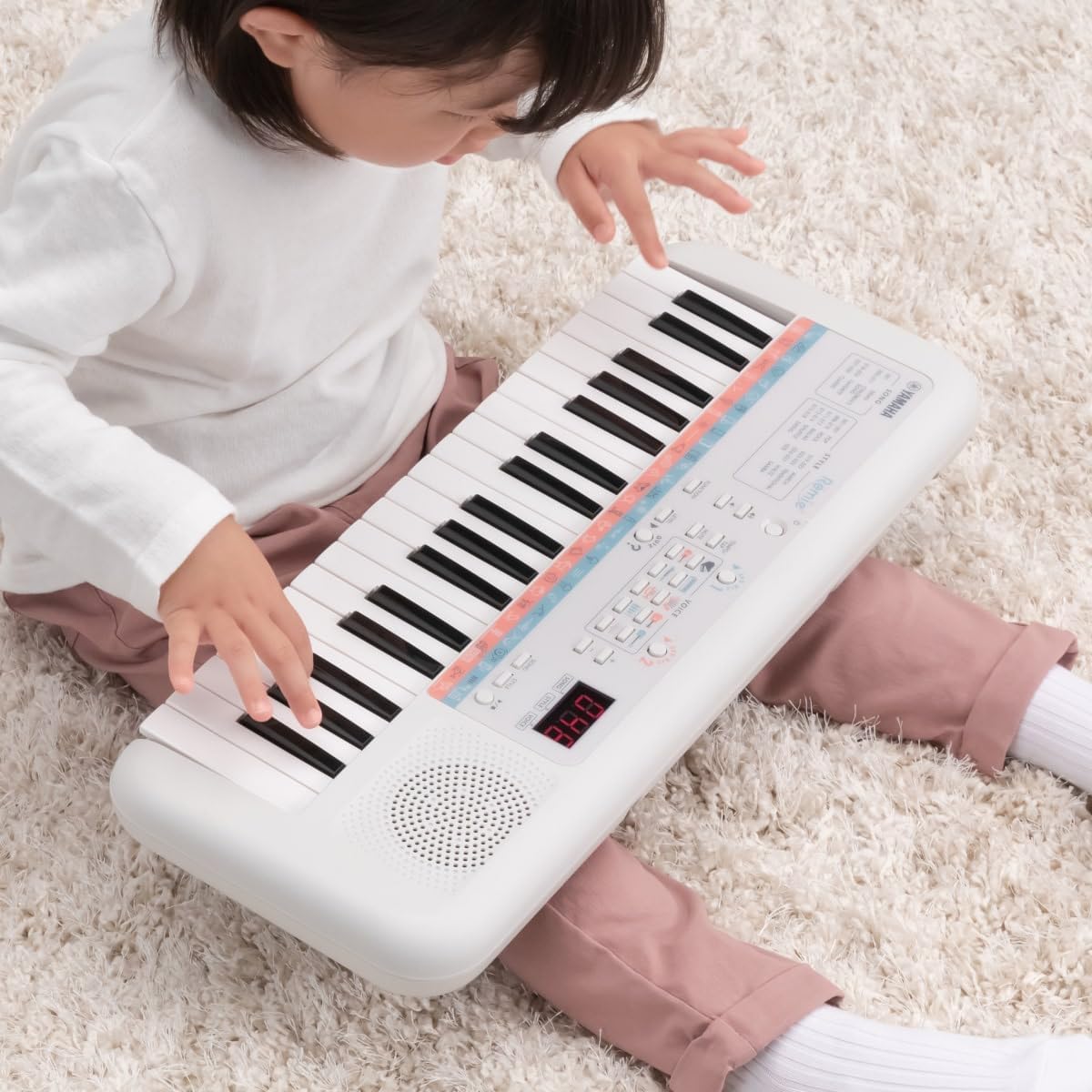 Yamaha Remie PSS-E30 - Portable and Lightweight Keyboard for Young Children, 47 Built-in Voices, 74 Sound Effects and a Quiz Mode, Fun Learning Instrument, in White