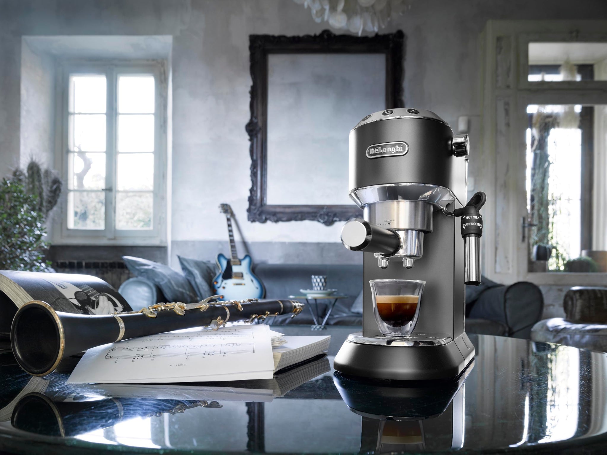 DeLonghi Dedica EC685.BK Espresso Plata Cafetera