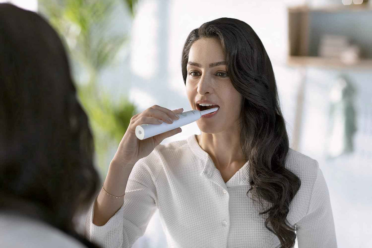 فرشاة أسنان كهربائية قابلة لإعادة الشحن من فيليبس سونيكير سلسلة 1100، أبيض، HX3641/01، شهادة الإمارات العربية المتحدة، ثلاثية الأقطاب