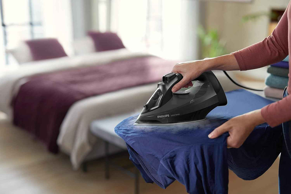 Philips DST5040/80 Steam Iron - Achieve Wrinkle-Free Perfection with Ease