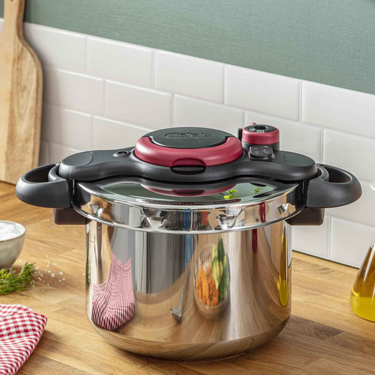 TEFAL Pressure Cooker| Clipso Minut Easy 6L|Express Cooking|Vitamins Preserved|One-Handed Opening/Closing|Made in France|Safe|Full Compatibility With All Stovetops|2 Years Warranty|P4620768